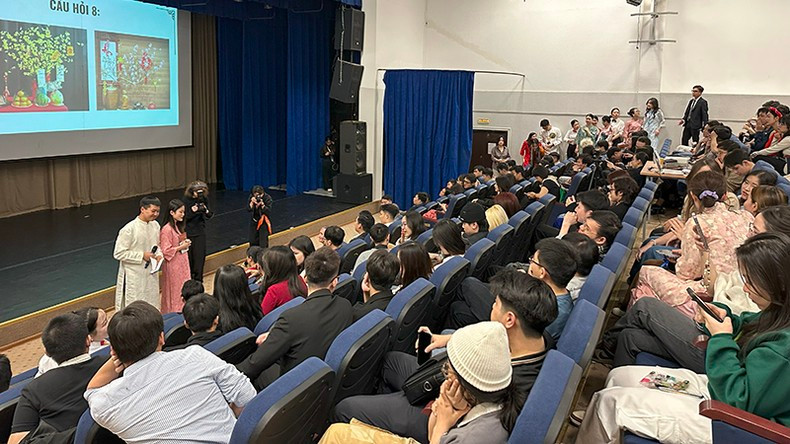 Вьетнамские студенты участвуют в конкурсе, чтобы узнать больше о культуре трех частей страны. Фото: Тхюи Ван Вьетнамские студенты участвуют в конкурсе, чтобы узнать больше о культуре трех частей страны. Фото: Тхюи Ван