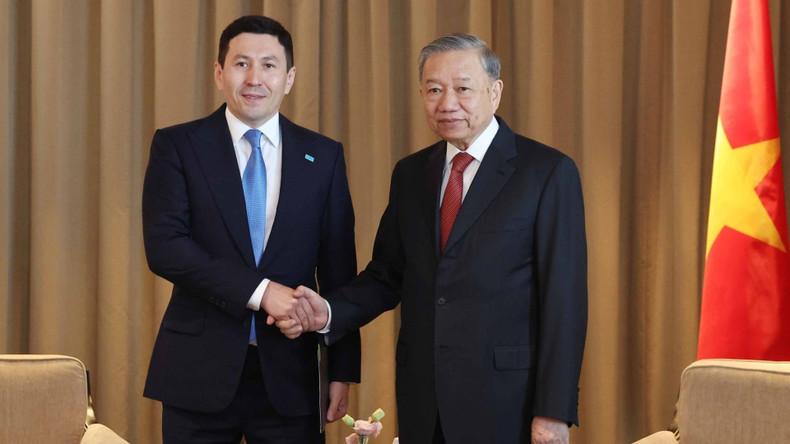 Генеральный секретарь ЦК КПВ То Лам принимает господина Нурлана Жакупова – генерального директора фонда «Самрук-Казына». Фото: ВИА Генеральный секретарь ЦК КПВ То Лам принимает господина Нурлана Жакупова – генерального директора фонда «Самрук-Казына». Фото: ВИА