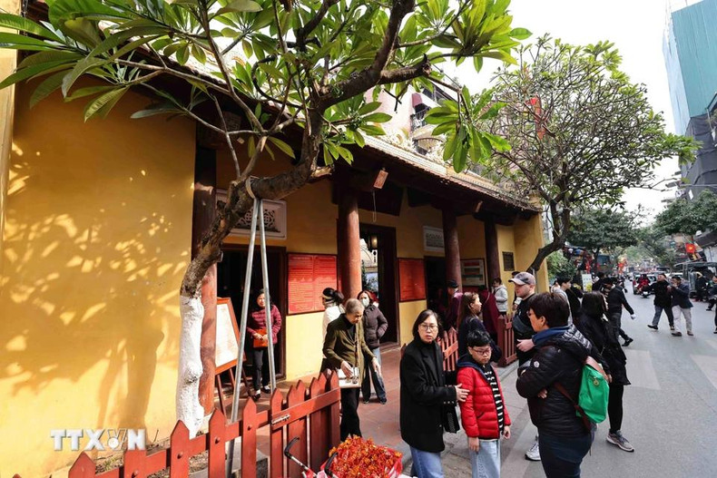 Храм Батьма, первоначально построенный в деревне Тхосыонг, уезд Хоайдык, теперь находится по адресу: улица Хангбуом, 76, район Хоанкием. В храме почитается Лонгдо - божество-хранитель столицы Тханглонг и защитник восточных ворот. Фото: ВИA Храм Батьма, первоначально построенный в деревне Тхосыонг, уезд Хоайдык, теперь находится по адресу: улица Хангбуом, 76, район Хоанкием. В храме почитается Лонгдо - божество-хранитель столицы Тханглонг и защитник восточных ворот. Фото: ВИA