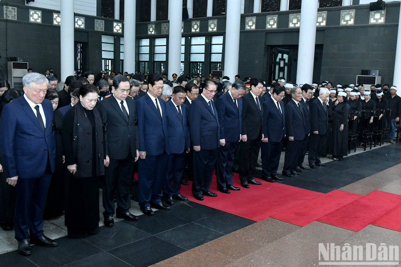 Делегация ЦК КПВ чтит память товарища Чан Дык Лыонга. Делегация ЦК КПВ чтит память товарища Чан Дык Лыонга.