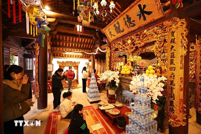 Местные жители приходят туда, чтобы помолиться о здоровье, мире и счастье. Фото: ВИA Местные жители приходят туда, чтобы помолиться о здоровье, мире и счастье. Фото: ВИA