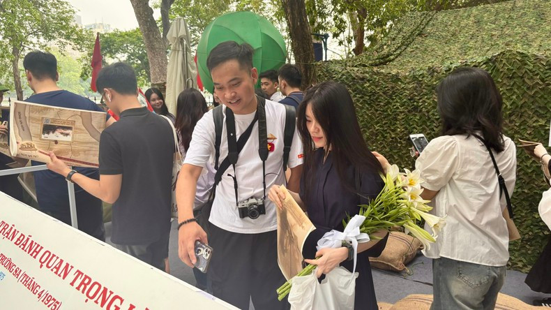 Каждый уголок выставки приносит Хаю (в белой футболке) новые впечатления, особенно связанные с технологиями. Каждый уголок выставки приносит Хаю (в белой футболке) новые впечатления, особенно связанные с технологиями.