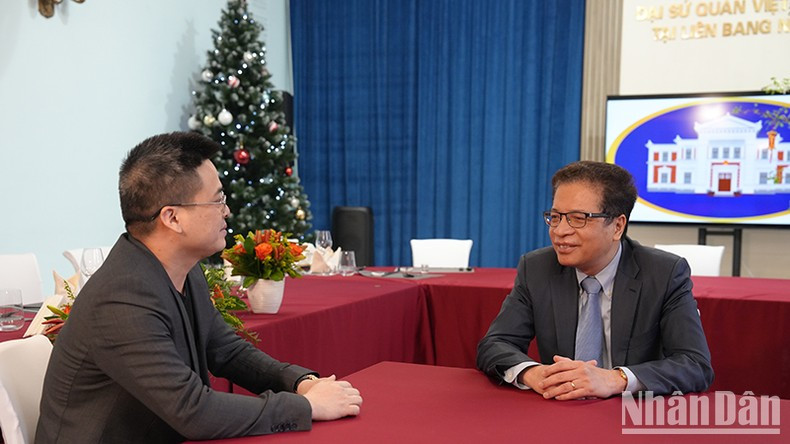 Посол Вьетнама в России Данг Минь Кхой дает интервью постоянному корреспонденту газеты «Нянзан» в России. Фото: Нгуен Хоанг Посол Вьетнама в России Данг Минь Кхой дает интервью постоянному корреспонденту газеты «Нянзан» в России. Фото: Нгуен Хоанг