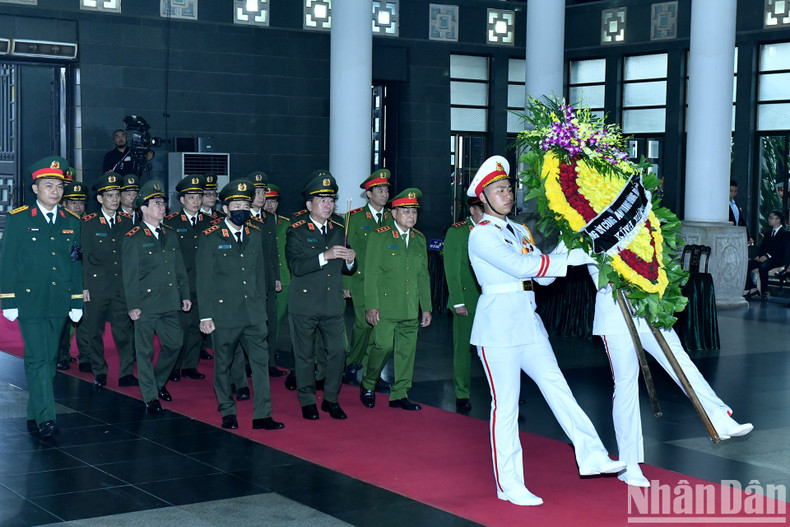 Делегация Парткома Сил общественной безопасности, Министерства общественной безопасности чтит память товарища Чан Дык Лыонга. Делегация Парткома Сил общественной безопасности, Министерства общественной безопасности чтит память товарища Чан Дык Лыонга.