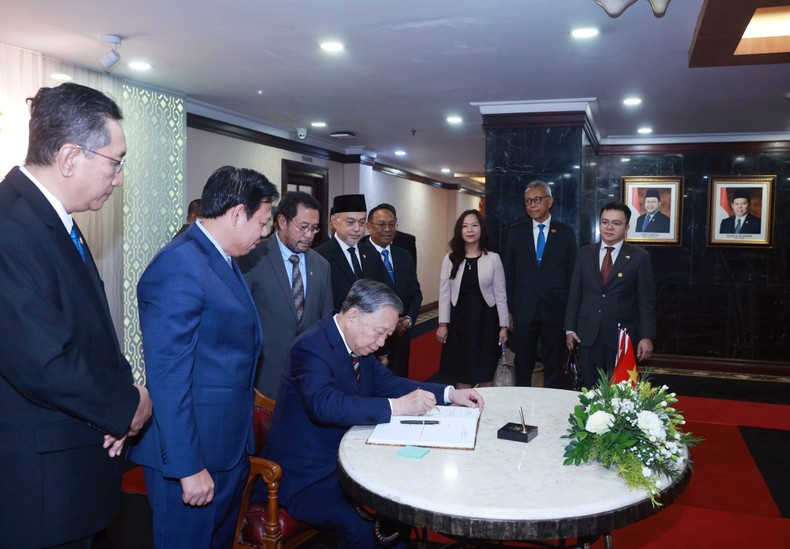 Генеральный секретарь ЦК КПВ То Лам оставляет запись в книге почетных гостей. Фото: ВИА Генеральный секретарь ЦК КПВ То Лам оставляет запись в книге почетных гостей. Фото: ВИА