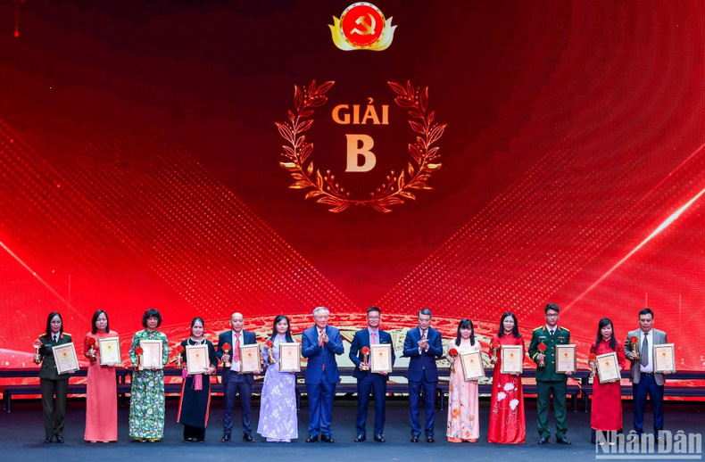 Член Политбюро, Постоянный вице-премьер Нгуен Хоа Бинь и член Политбюро, секретарь ЦК КПВ, Заведующий Организационным отделом ЦК КПВ, глава оргкомитета премии «Золотые серп и молот» Ле Минь Хынг вручают призы В. Фото: Тхань Дат