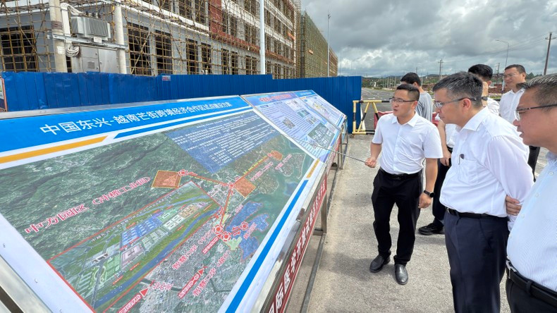 Посол Фам Тхань Бинь изучает модель трансграничного экономического сотрудничества. Посол Фам Тхань Бинь изучает модель трансграничного экономического сотрудничества.