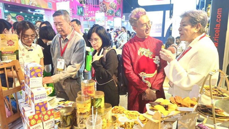 Таиландские потребители проявляют интерес к вьетнамским товарам на выставке. Фото: PV