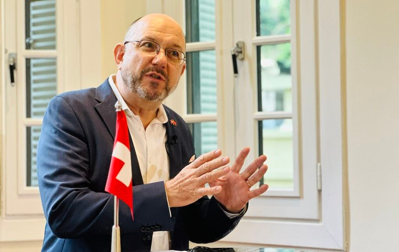 Посол Швейцарии во Вьетнаме Томас Гасс дает интервью корреспонденту ВИА. Архивное фото Посол Швейцарии во Вьетнаме Томас Гасс дает интервью корреспонденту ВИА. Архивное фото