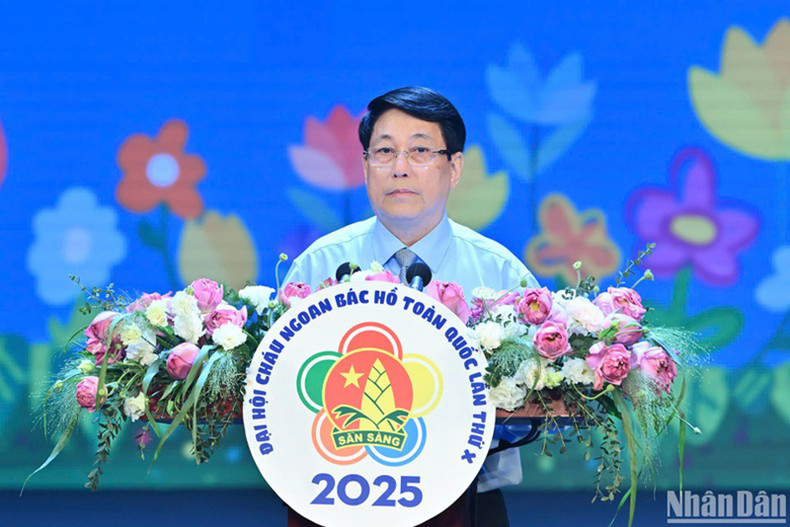 Президент Лыонг Кыонг выступает с речью на церемонии. Президент Лыонг Кыонг выступает с речью на церемонии.