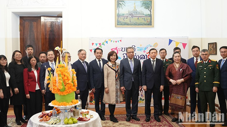 Послы, должностные лица и сотрудники двух посольств фотографируются на память.