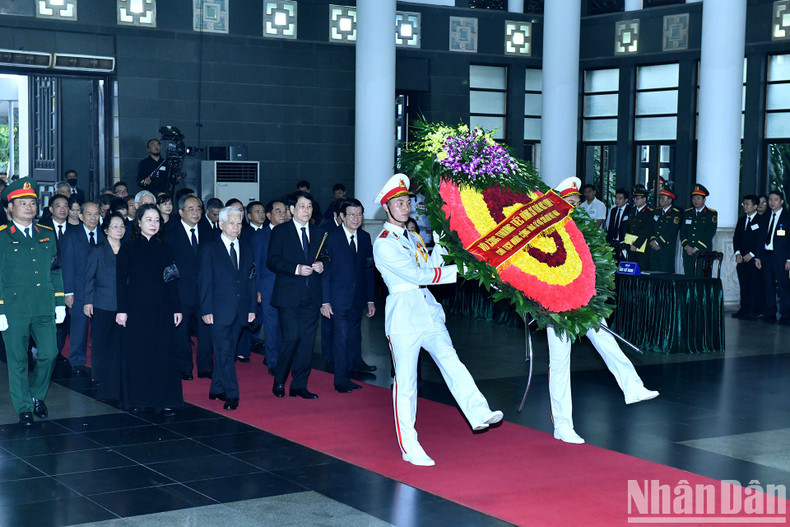 Делегация Президента во главе с членом Политбюро, Президентом Лыонг Кыонгом прощается с товарищем Чан Дык Лыонгом. Делегация Президента во главе с членом Политбюро, Президентом Лыонг Кыонгом прощается с товарищем Чан Дык Лыонгом.