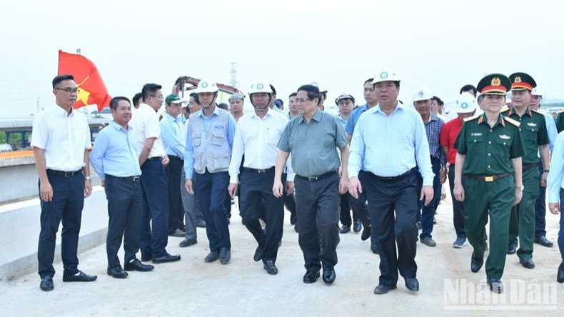 Премьер-министр Фам Минь Тьинь осматривает строительную площадку участка скоростной автомагистрали, соединяющего национальное шоссе №51 с международным аэропортом Лонгтхань. Премьер-министр Фам Минь Тьинь осматривает строительную площадку участка скоростной автомагистрали, соединяющего национальное шоссе №51 с международным аэропортом Лонгтхань.