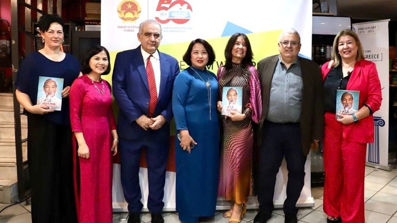 Посол Фам Тхи Тху Хыонг (в центре) с делегатами и греческими друзьями на презентации книги «Биография Хо Ши Мина» на греческом языке. Фото: Посольство Вьетнама в Греции Посол Фам Тхи Тху Хыонг (в центре) с делегатами и греческими друзьями на презентации книги «Биография Хо Ши Мина» на греческом языке. Фото: Посольство Вьетнама в Греции