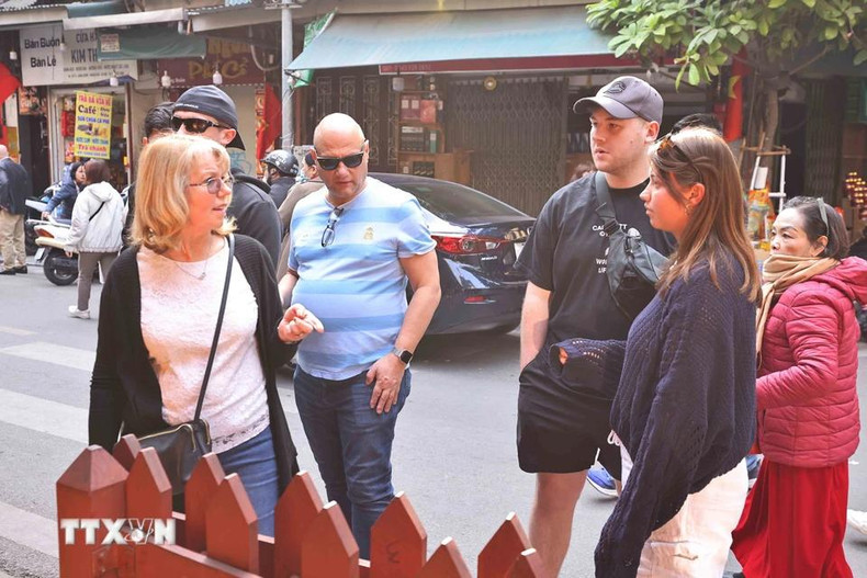 Помимо местных верующих, иностранные туристы также посещают храм Батьма, чтобы познакомиться с его культурным значением. Фото: ВИA Помимо местных верующих, иностранные туристы также посещают храм Батьма, чтобы познакомиться с его культурным значением. Фото: ВИA