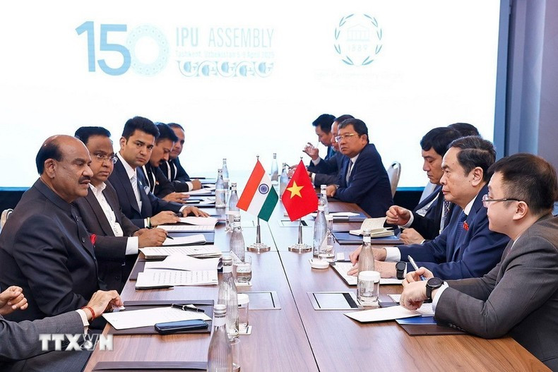 Председатель НС Вьетнама Чан Тхань Ман на встрече с Председателем Нижней палаты Парламента Индии Омом Бирлой в кулуарах МПС-150. Фото: ВИА Председатель НС Вьетнама Чан Тхань Ман на встрече с Председателем Нижней палаты Парламента Индии Омом Бирлой в кулуарах МПС-150. Фото: ВИА