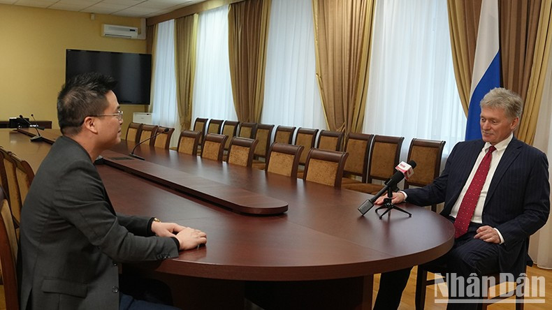 Постоянный корреспондент газеты «Нянзан» берет интервью у г-на Дмитрия Пескова. Фото: Нгуен Хоанг Постоянный корреспондент газеты «Нянзан» берет интервью у г-на Дмитрия Пескова. Фото: Нгуен Хоанг