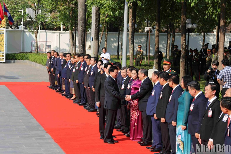 Состоялась официальная церемония встречи Президента Вьетнама, находящегося в Лаосе с государственным визитом ảnh 4