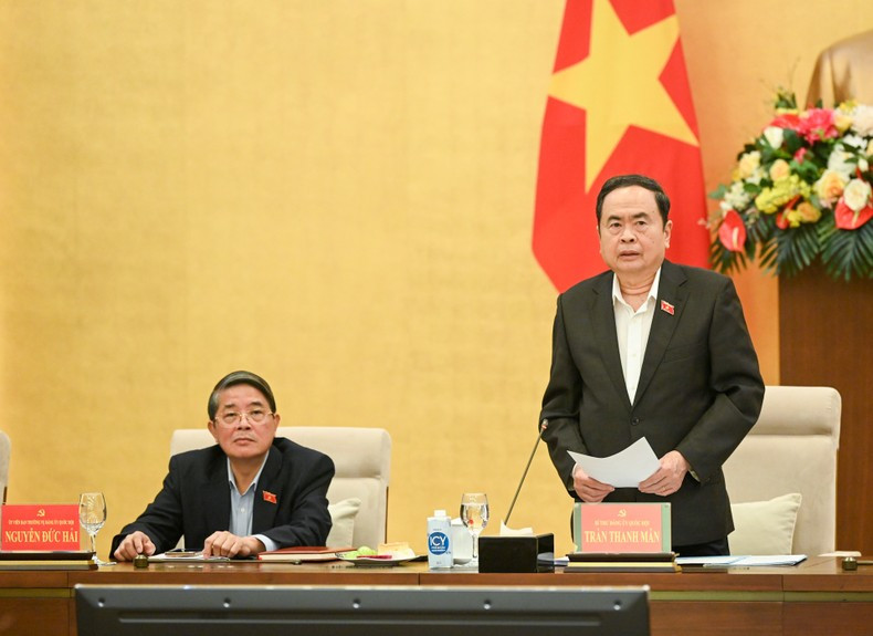 Председатель НС Чан Тхань Ман выступает на заседании. Фото: Зюи Линь Председатель НС Чан Тхань Ман выступает на заседании. Фото: Зюи Линь