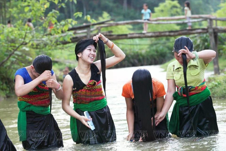 Когда солнце постепенно садится, жители деревни идут к ручью, где они могут очистить свое тело, расслабиться, пообщаться и укрепить отношения внутри деревни. Фото: ВИA Когда солнце постепенно садится, жители деревни идут к ручью, где они могут очистить свое тело, расслабиться, пообщаться и укрепить отношения внутри деревни. Фото: ВИA