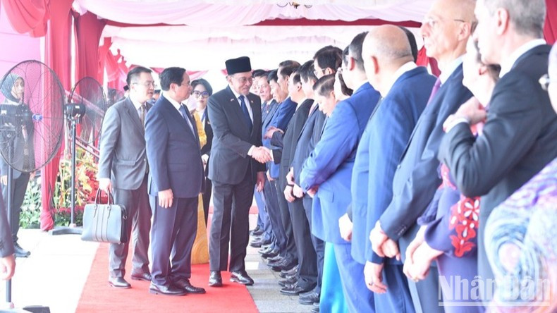 Премьер-министр Фам Минь Тьинь представляет Премьер-министру Малайзии руководителей министерств и ведомств Вьетнама. Фото: Тхань Жанг