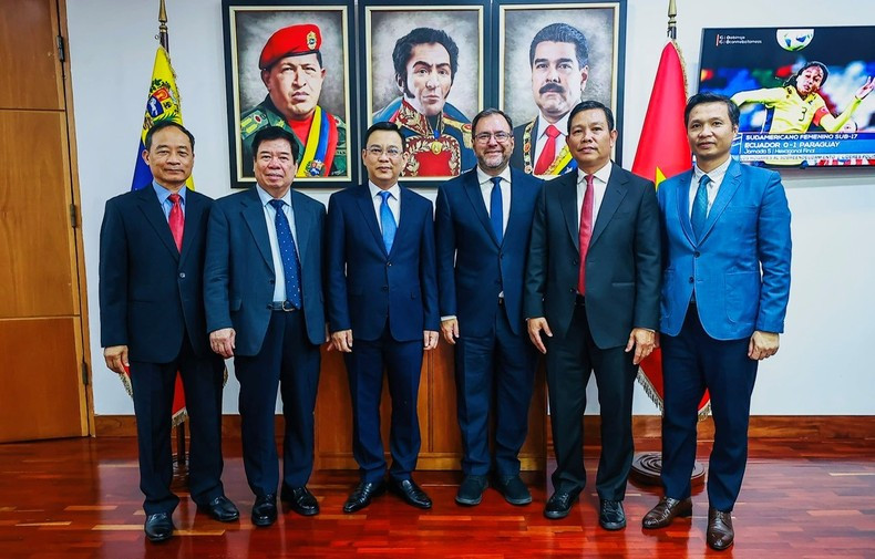 Министр иностранных дел Венесуэлы Иван Хиль Пинто фотографируется с делегацией. Фото: Посольство Вьетнама в Венесуэле Министр иностранных дел Венесуэлы Иван Хиль Пинто фотографируется с делегацией. Фото: Посольство Вьетнама в Венесуэле