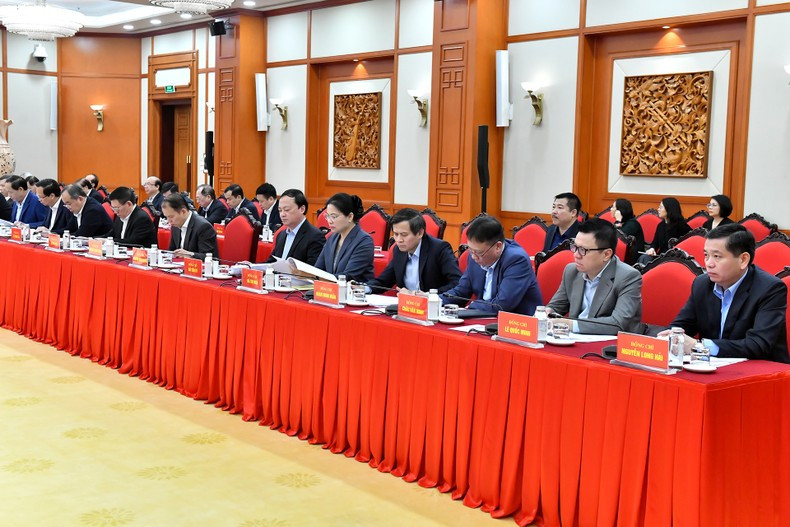 Члены Подкомитета по подготовке документов к XIV съезду КПВ на заседании. Фото: Данг Кхоа Члены Подкомитета по подготовке документов к XIV съезду КПВ на заседании. Фото: Данг Кхоа