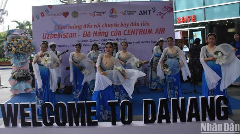 Художественная программа для встречи первой группы туристов из Ташкента. Фото: Ань Дао