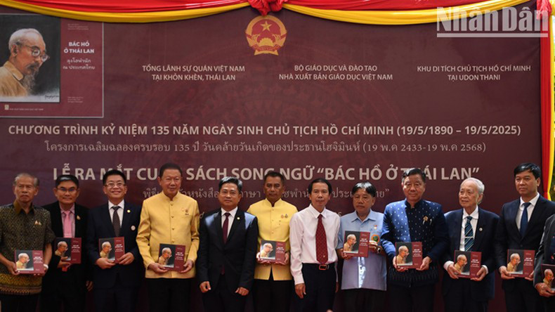 Церемония вручения двуязычной книги «Дядюшка Хо в Таиланде». Церемония вручения двуязычной книги «Дядюшка Хо в Таиланде».