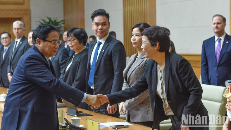 Премьер-министр Фам Минь Тьинь и делегаты. Фото: Чан Хай