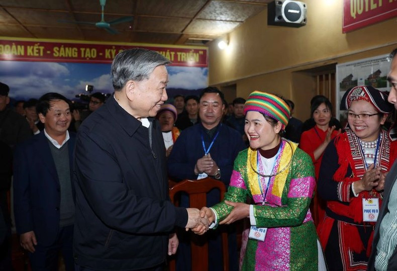 Генеральный секретарь ЦК КПВ То Лам и жители уезда Куанба. Генеральный секретарь ЦК КПВ То Лам и жители уезда Куанба.