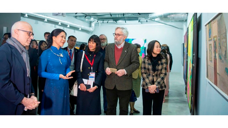 Госпожа Нго Фыонг Ли осматривает выставку картин вьетнамских и российских художников в Московском государственном академическом художественном институте имени В.И. Сурикова. Фото: ВИА