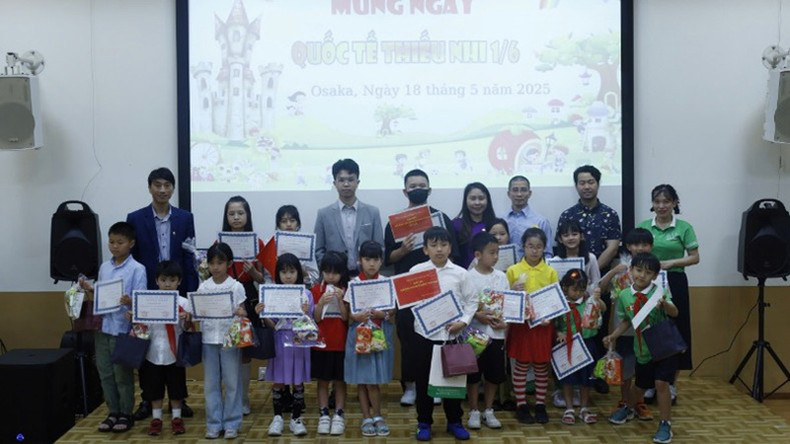 Кроме награждения, в рамках мероприятия прошли концертные номера, народные игры и вручение подарков, создав атмосферу радости и тепла для вьетнамских детей, обучающихся и проживающих в Японии. Кроме награждения, в рамках мероприятия прошли концертные номера, народные игры и вручение подарков, создав атмосферу радости и тепла для вьетнамских детей, обучающихся и проживающих в Японии.