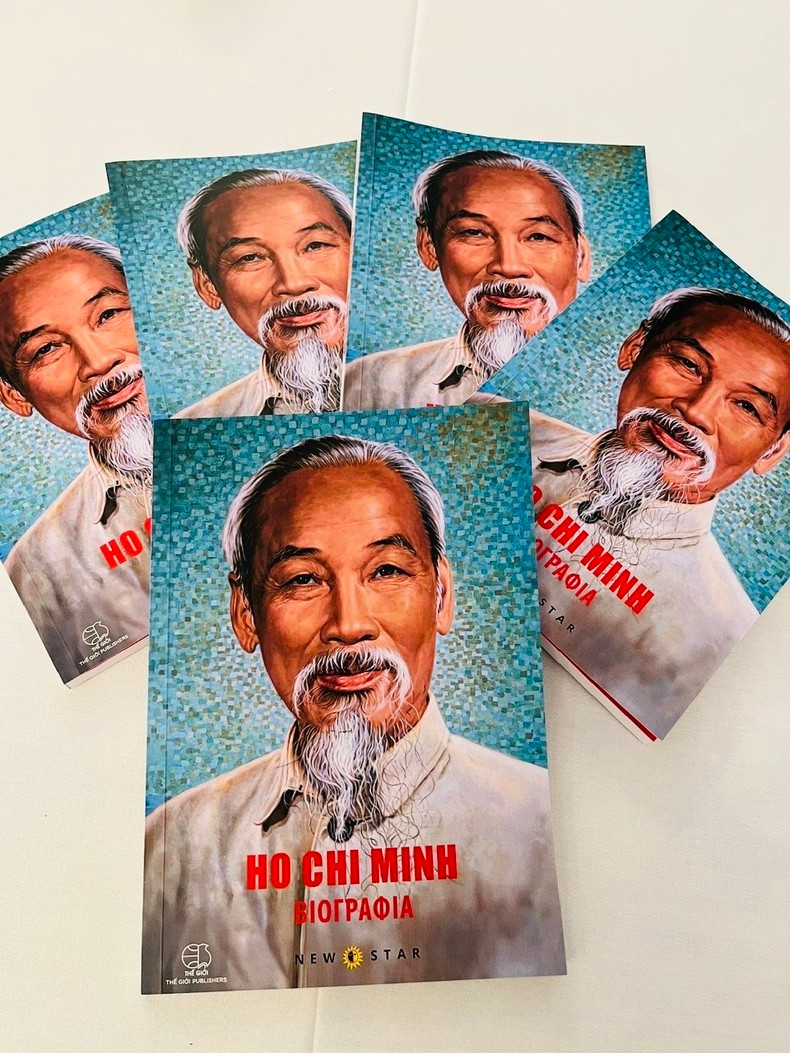 Книга «Биография Хо Ши Мина» на греческом языке. Фото: Посольство Вьетнама в Греции Книга «Биография Хо Ши Мина» на греческом языке. Фото: Посольство Вьетнама в Греции