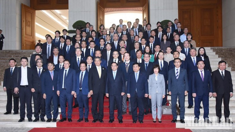 Премьер-министр Фам Минь Тьинь, Посол Японии во Вьетнаме Ито Наоки и руководители японских корпораций. Фото: Чан Хай Премьер-министр Фам Минь Тьинь, Посол Японии во Вьетнаме Ито Наоки и руководители японских корпораций. Фото: Чан Хай