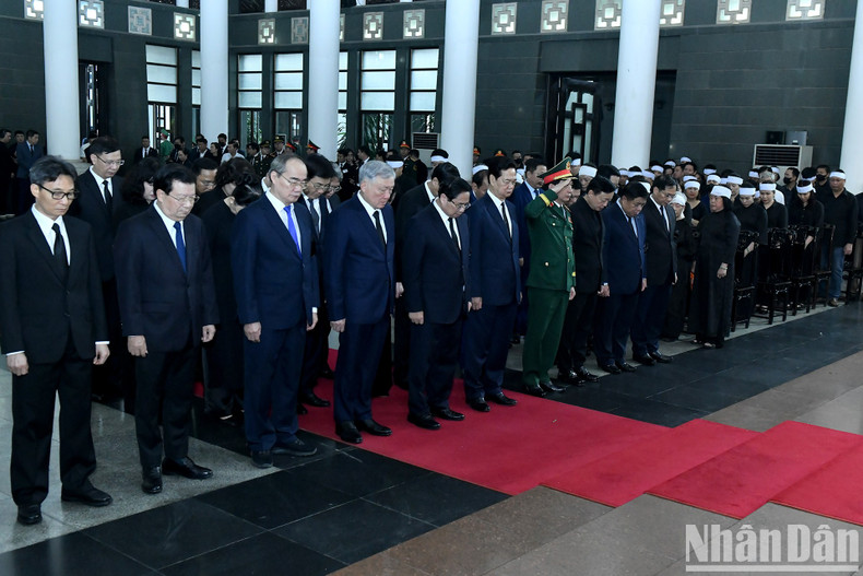 Делегация Правительства чтит память товарища Чан Дык Лыонга. Делегация Правительства чтит память товарища Чан Дык Лыонга.