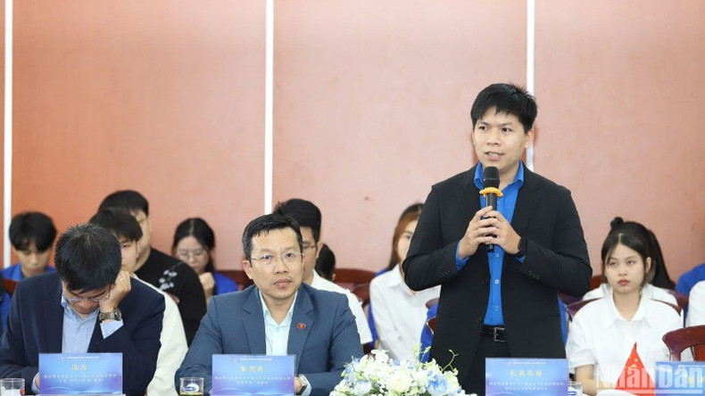 Представитель вьетнамской молодежи выступает на семинаре. Представитель вьетнамской молодежи выступает на семинаре.