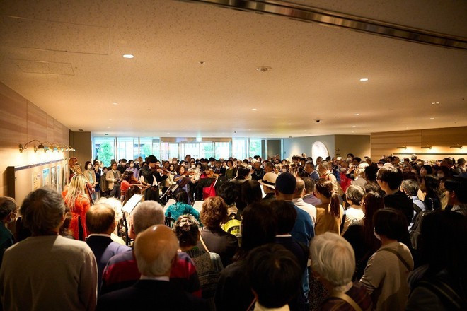 Многочисленные японские и вьетнамские зрители собрались в концертном зале, чтобы насладиться выступлением артистов двух стран. Фото: ВИА Многочисленные японские и вьетнамские зрители собрались в концертном зале, чтобы насладиться выступлением артистов двух стран. Фото: ВИА