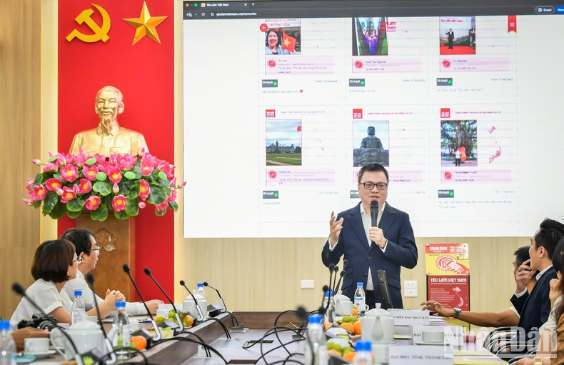 Главный редактор газеты «Нянзан» Ле Куок Минь выступает на мероприятии. Главный редактор газеты «Нянзан» Ле Куок Минь выступает на мероприятии.