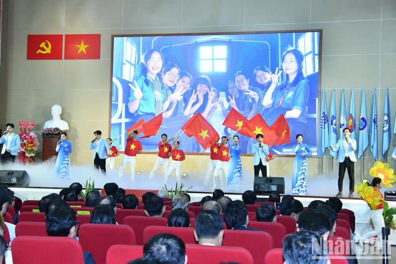 Художественный номер на церемонии. Фото: Тхань Жанг Художественный номер на церемонии. Фото: Тхань Жанг