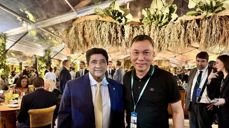 Председатель VFF Чан Куок Туан (справа) и председатель Бразильской конфедерации футбола Эдналду Родригес. Председатель VFF Чан Куок Туан (справа) и председатель Бразильской конфедерации футбола Эдналду Родригес.