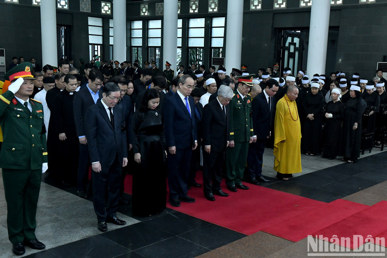 Делегация ЦК Отечественного фронта Вьетнама во главе с членом Политбюро, секретарем ЦК КПВ, Председателем ЦК ОФВ До Ван Тьиеном прощается с товарищем Чан Дык Лыонгом. Делегация ЦК Отечественного фронта Вьетнама во главе с членом Политбюро, секретарем ЦК КПВ, Председателем ЦК ОФВ До Ван Тьиеном прощается с товарищем Чан Дык Лыонгом.