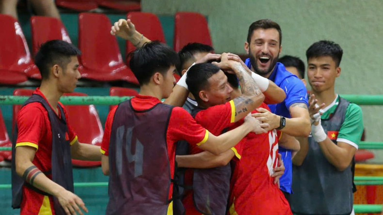 Вьетнамские игроки празднуют первый гол. Фото: Федерация футбола Вьетнама Вьетнамские игроки празднуют первый гол. Фото: Федерация футбола Вьетнама