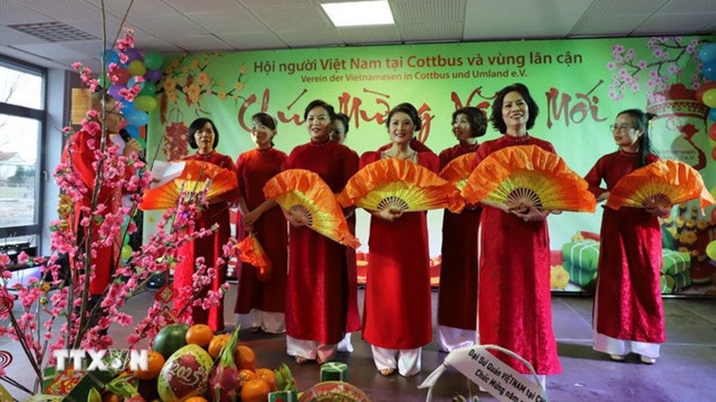 Выступление членов Ассоциации вьетнамских женщин в Котбусе (Германия). Фото: ВИА Выступление членов Ассоциации вьетнамских женщин в Котбусе (Германия). Фото: ВИА