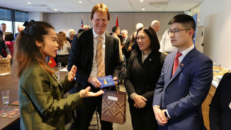 Делегация Ханоя на встрече с представителями вьетнамских и новозеландских предприятий.