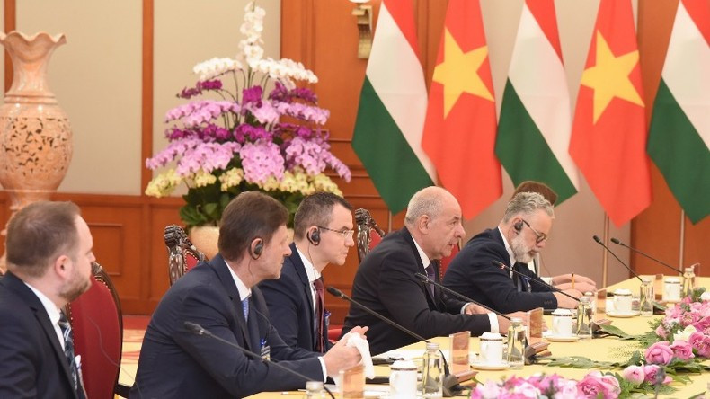 Президент Венгрии Тамаш Шуйок и делегация. Фото: Чан Хай Президент Венгрии Тамаш Шуйок и делегация. Фото: Чан Хай