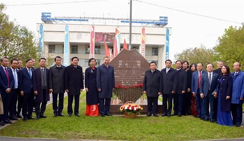Генеральный секретарь ЦК КПВ То Лам, его супруга и высокопоставленная вьетнамская делегация на площади Ле Зуан в Москве, 10 мая. Фото: ВИA