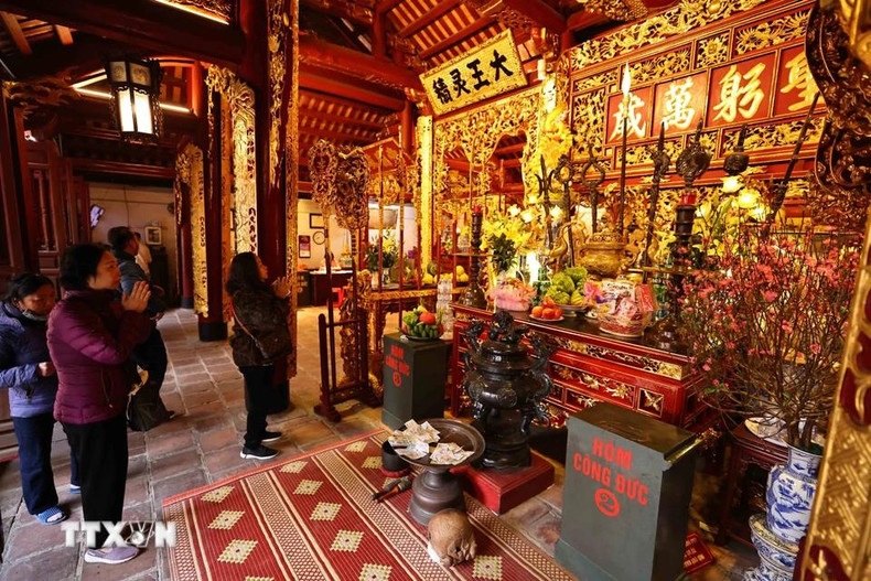 Поклонение в храме Кимлиен в лунный Новый год является примером вьетнамской духовной традиции молиться о процветании и удаче в новом году. Фото: ВИA Поклонение в храме Кимлиен в лунный Новый год является примером вьетнамской духовной традиции молиться о процветании и удаче в новом году. Фото: ВИA