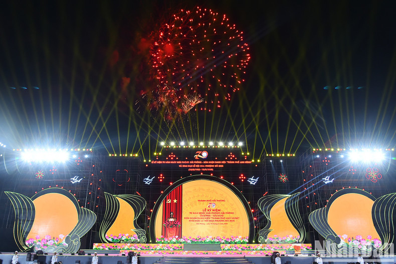 Фейерверк в рамках мероприятия. Фото: Тхюи Нгуен Фейерверк в рамках мероприятия. Фото: Тхюи Нгуен