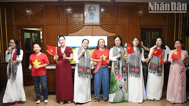 Исполнение революционных песен и песен о любви к Родине делает атмосферу мероприятия особенно яркой и трогательной.